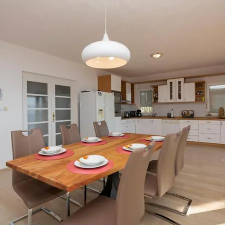 Three-bedroom In Lägenhet Podaca