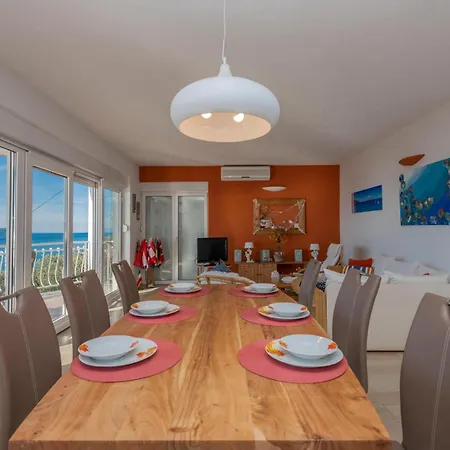 Three-bedroom In Lägenhet Podaca
